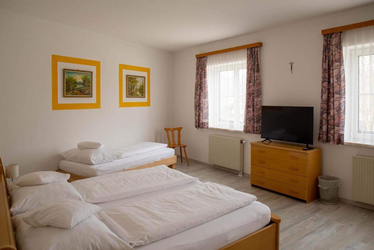 Grossweikersdorf Pension Christine מראה חיצוני תמונה