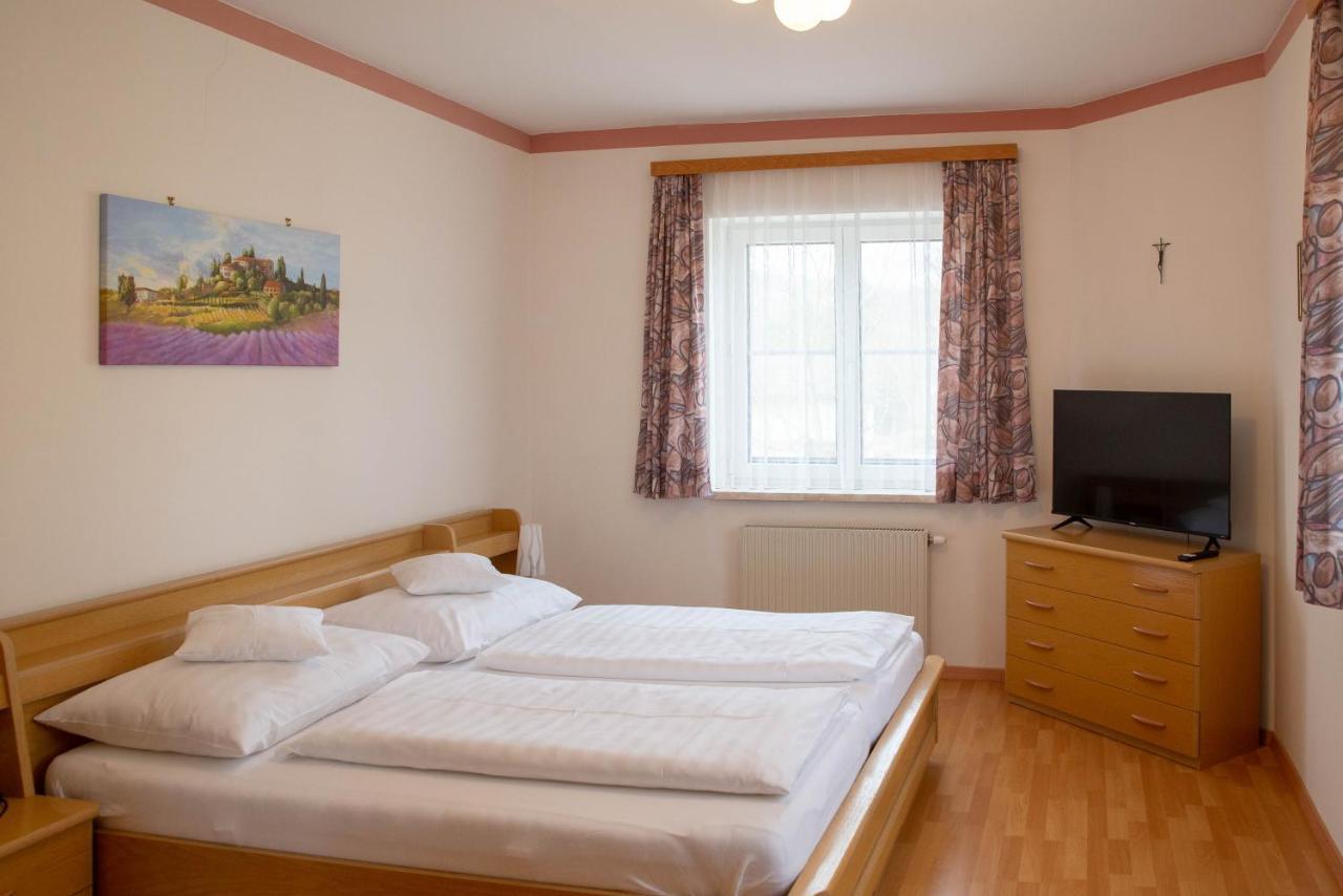 Grossweikersdorf Pension Christine מראה חיצוני תמונה