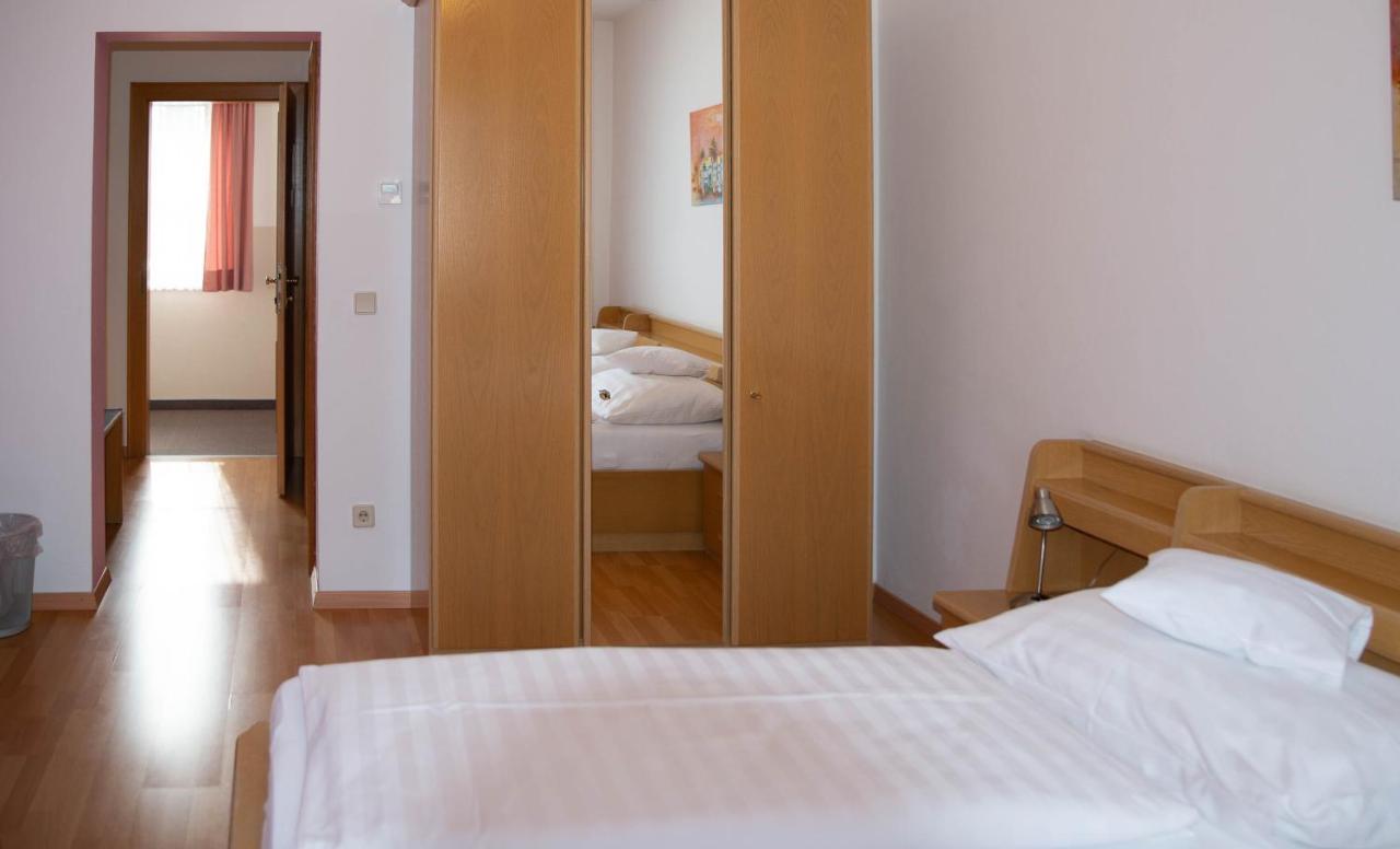 Grossweikersdorf Pension Christine מראה חיצוני תמונה
