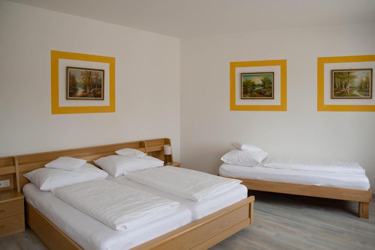 Grossweikersdorf Pension Christine מראה חיצוני תמונה