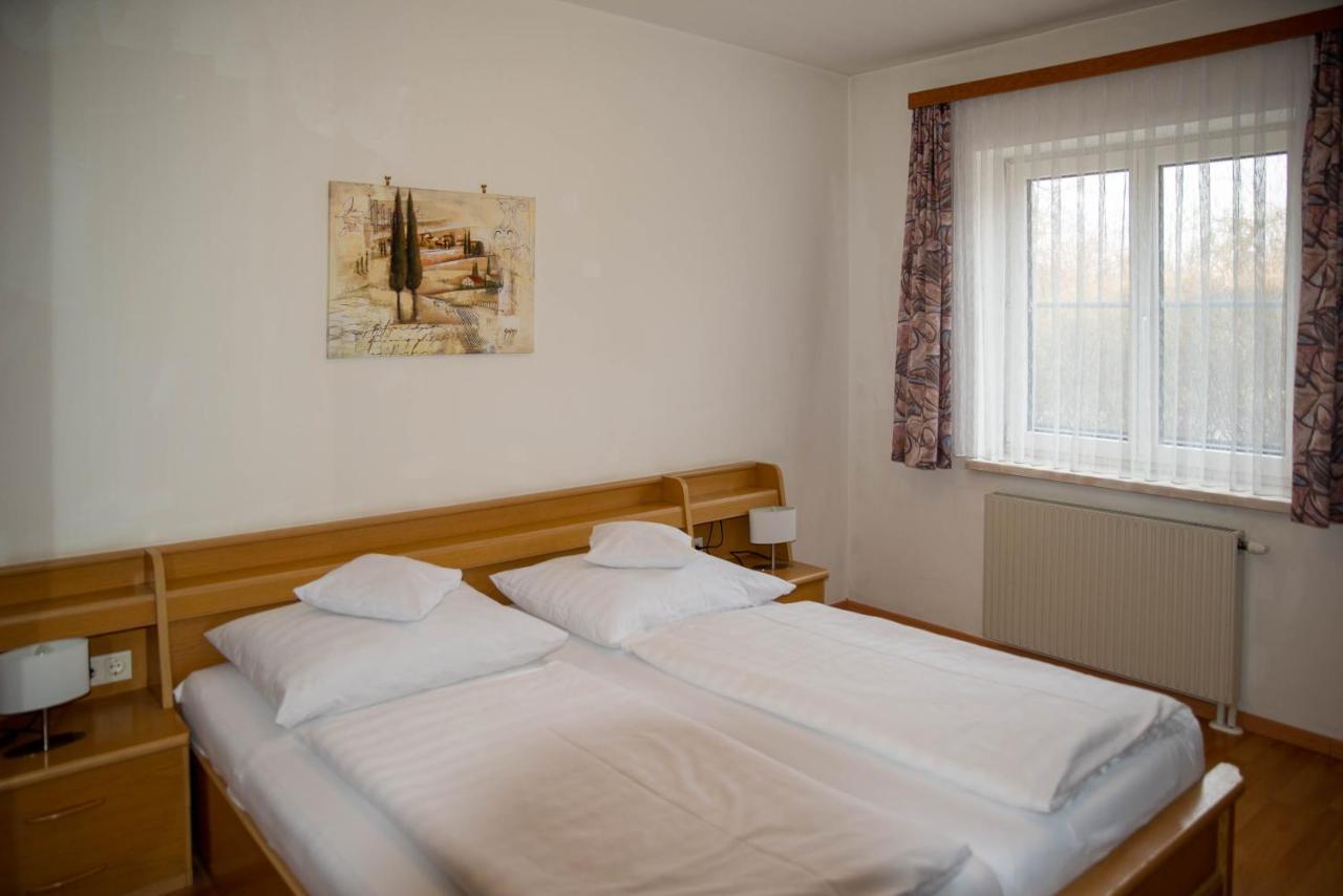 Grossweikersdorf Pension Christine מראה חיצוני תמונה