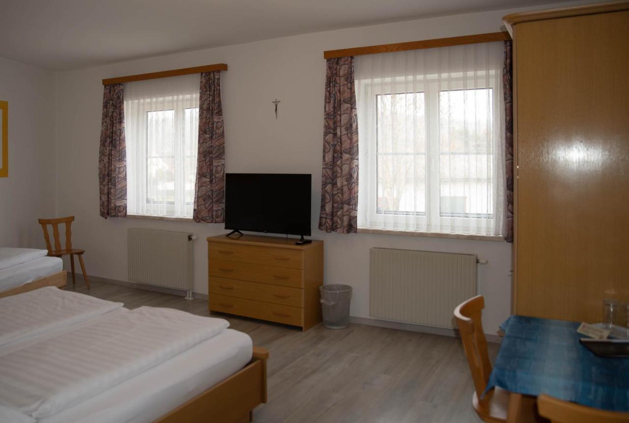 Grossweikersdorf Pension Christine מראה חיצוני תמונה