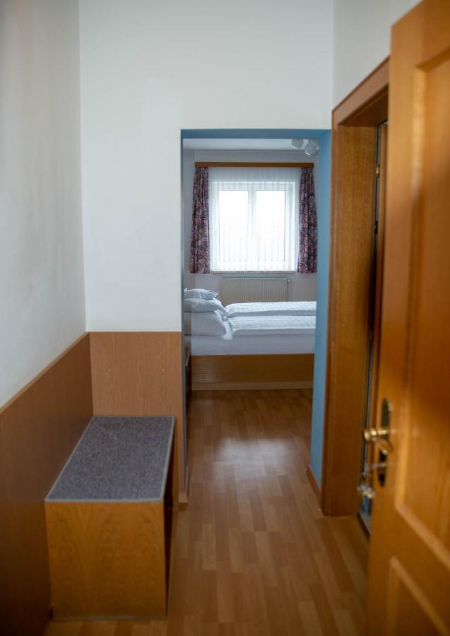 Grossweikersdorf Pension Christine מראה חיצוני תמונה