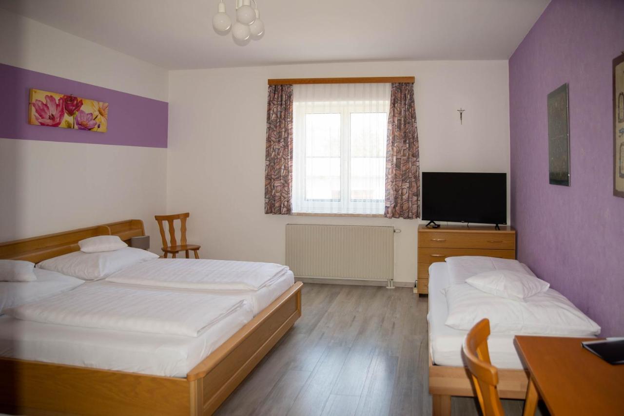 Grossweikersdorf Pension Christine מראה חיצוני תמונה